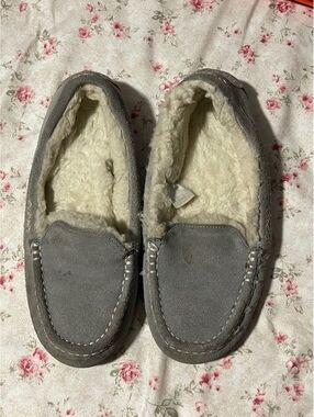 UGG Women’s Size 8 Gray Suede Shearling\-Lined Slippers
